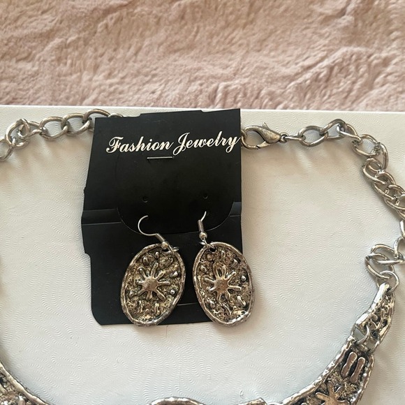 Silver Metal EUC Necklace and matching earring set - Picture 3 of 5